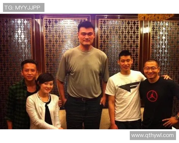 模特与姚明的偶遇：身高差异下的友谊与时尚碰撞