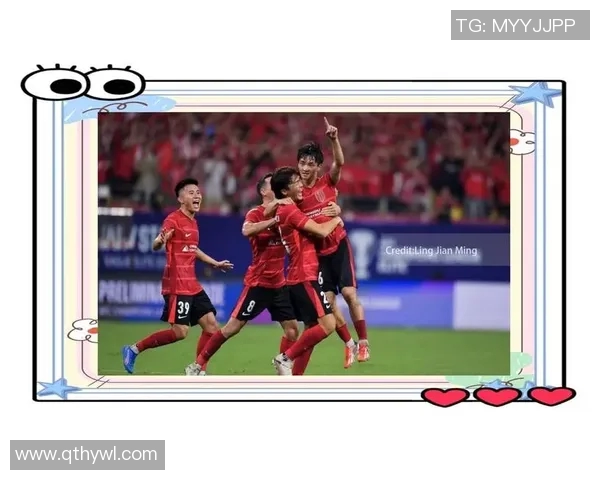 足球明星遭粉丝意外撞击现场混乱引发众人围观与热议